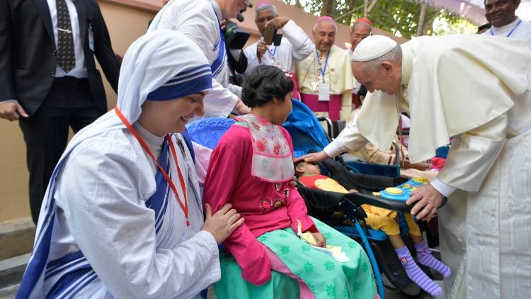 Der Papst mit Mutter-Teresa-Schwestern letztes Jahr bei einer Auslandsreise