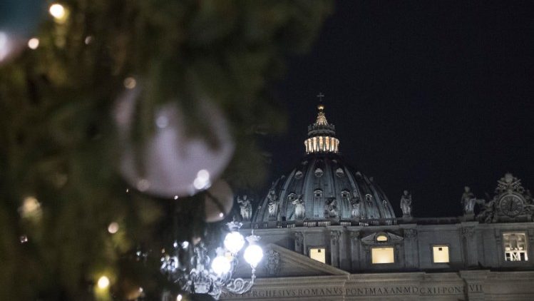   Ngritja e Bredhit të Krishtlindjes në Sheshin e Shën Pjetrit, në Vatikan