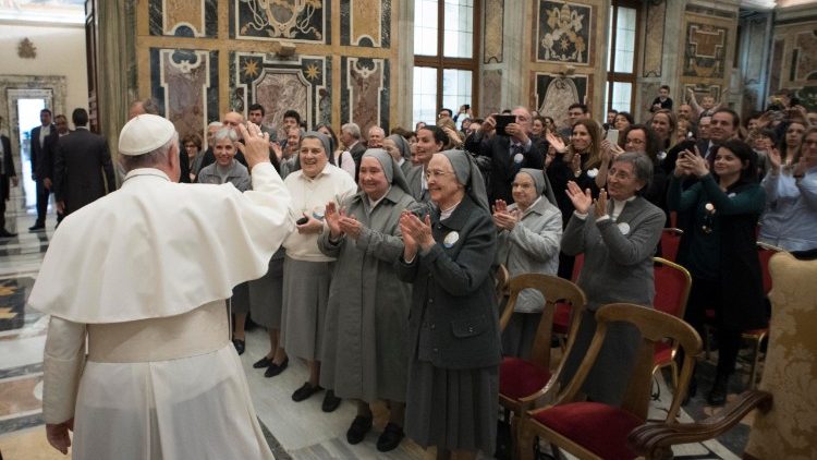 Le Pape François saluant les Missionnaires du Sacré-Coeur de Jésus, le 9 décembre 2017.