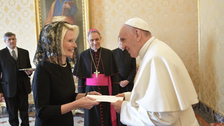 Callista Gingrich, new US Ambassador to the Holy See, presents her credential letters to Pope Francis