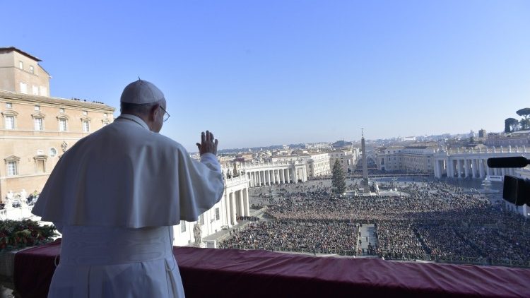 البابا فرنسيس موجها رسالته التقليدية إلى مدينة روما والعالم لمناسبة عيد الميلاد