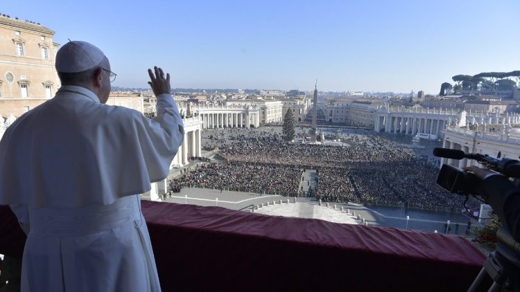 Le Pape saluant les fidèles rassemblés sur la Place Saint-Pierre.