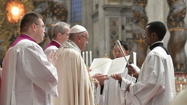 Papst Franziskus steht einer Vesperfeier vor, hier im Petersdom