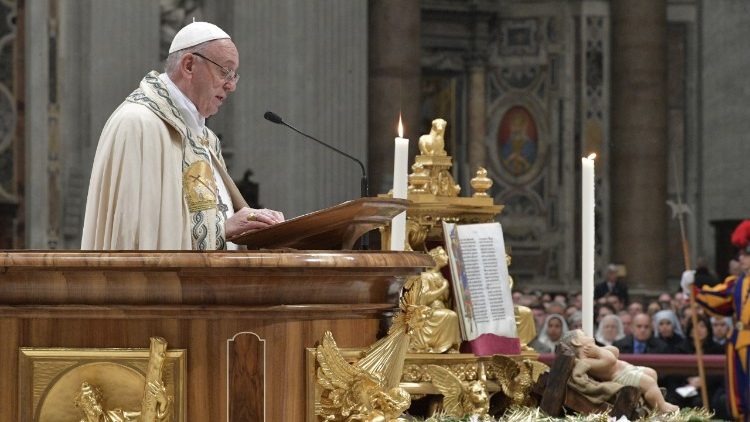 El Papa celebra las I Vísperas y Te Deum