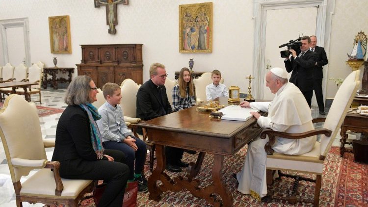 Pastor Jens-Martin Kruse mit Frau und drei Kindern auf Abschiedsbesuch beim Papst