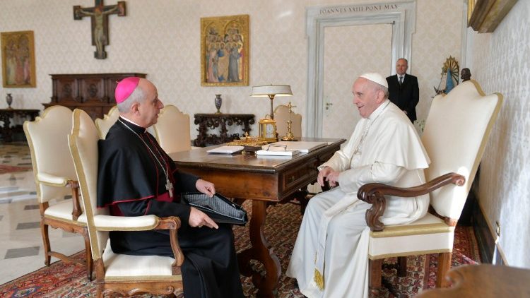 Папа Францішак і арцыбіскуп Рына Фізікела. Ілюстрацыйнае фота