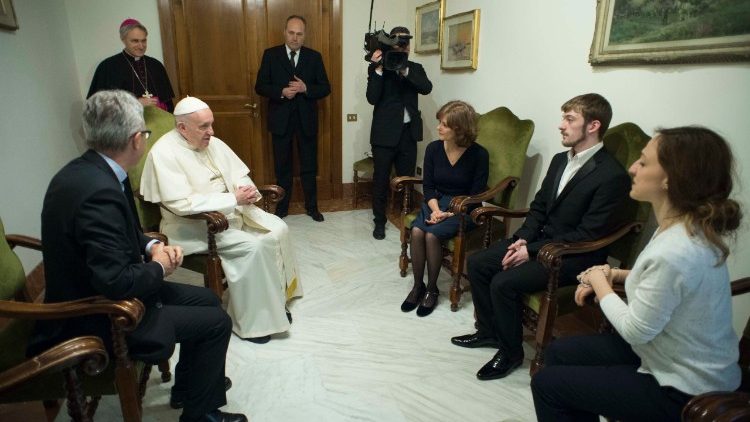 L'incontro del Papa con il padre di Alfie Evans
