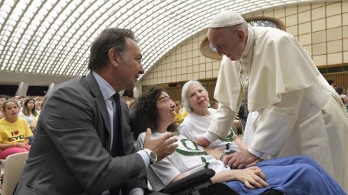 Papa: pessoas com deficiência têm o direito de receber os Sacramentos