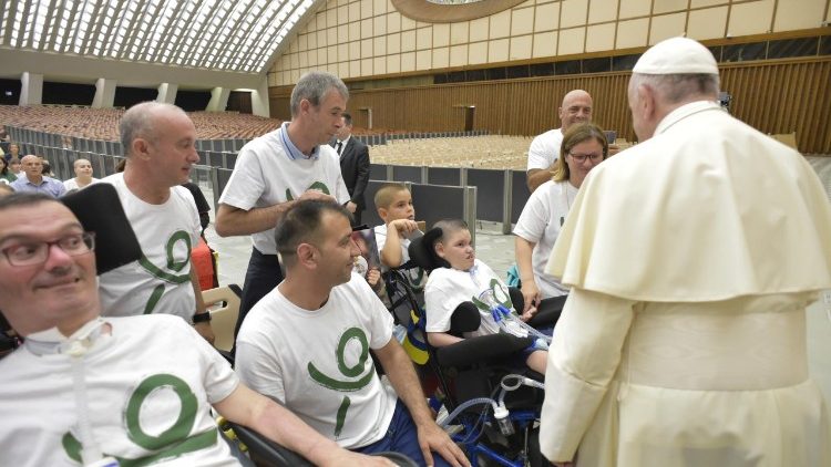 Papa Francesco saluta alcune persone disabili (udienza generale del 20 giugno 2018)