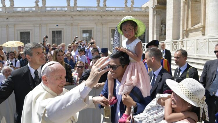 Le Pape François saluant une famille lors de l'audience générale du 20 juin 2018.