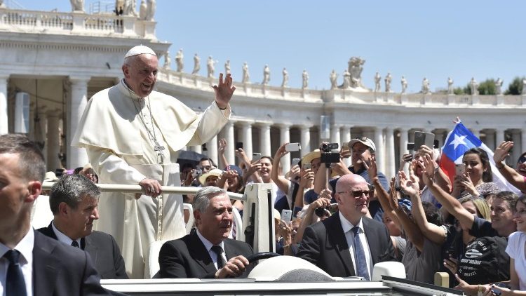 Папата на генералната аудиенция на площад Св.Петър