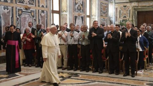 Papa Francesco ai Verbiti: ascoltate il grido di chi chiede pane e giustizia 