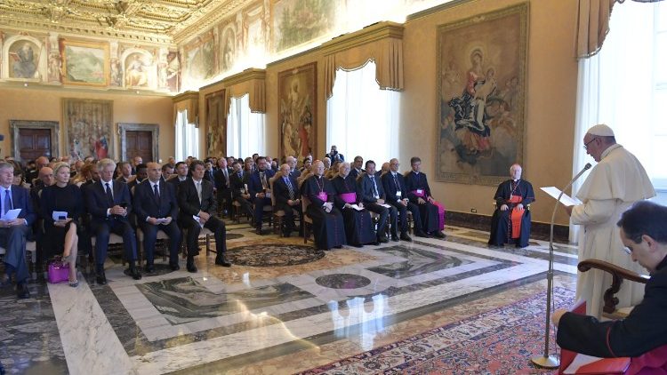 Papa Francisco com os membros da fundação "Gravissimum Educationis"