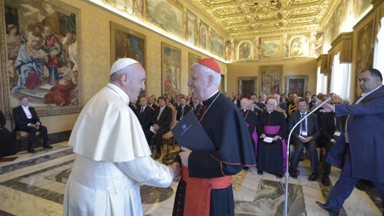 Papež zdraví kardinála Versaldiho, prefekta Kongregace pro katolickou výchovu