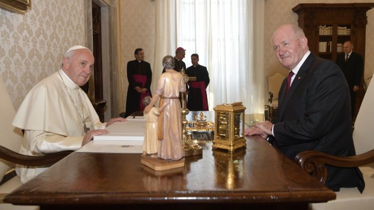 Generalni guverner Commonwealtha Avstralije Peter Cosgrove in papež Frančišek med pogovorom