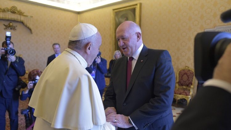  Papa takohet me Guvernatorin e Përgjithshëm të Commonwealth-it, Peter Cosgrove