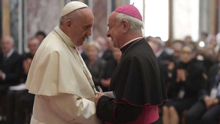 Papst Franziskus begrüßt den Präsidenten der Päpstlichen Akademie für das Leben, Erzbischof Vincenzo Paglia