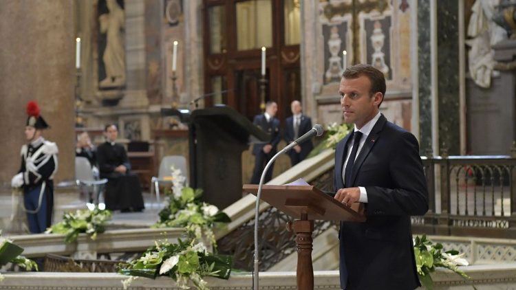 2018.06.26 Prezydent Francji Emmanuel Macron w Bazylice Laterańskiej