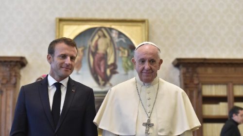 Papst Franziskus telefonierte mit Macron