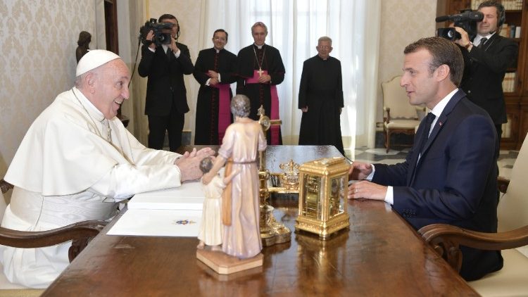    Papa Françesku dhe Presidenti francez Macron shkëmbejnë mendime e dhurata.