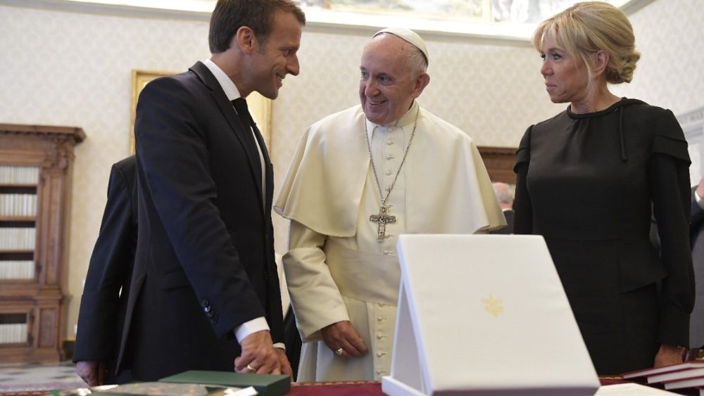 Le Pape François, et le couple présidentiel français