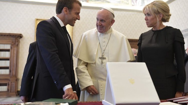 Pāvests pieņem audiencē Francijas prezidentu ar dzīvesbiedri