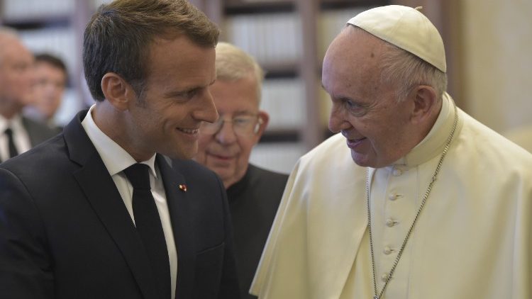 O Papa Francisco e o presidente Emmanuel Macron, no Vaticano, em junho de 2018