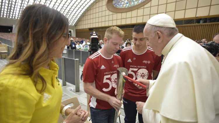 2018.06.27 Papież spotkał się z przedstawicielami organizacji Olimpiad Specjalnych