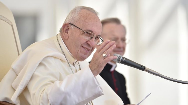 Påven Franciskus: Guds kärlek föregår lagen och ger den mening