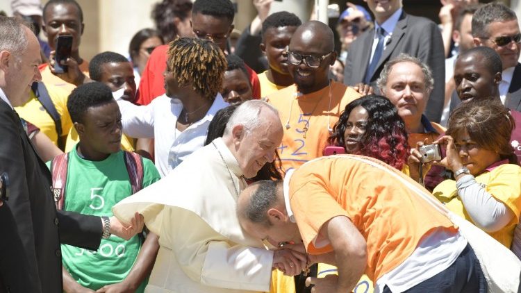 Papež Frančišek med splošno avdienco pozdravlja vernike