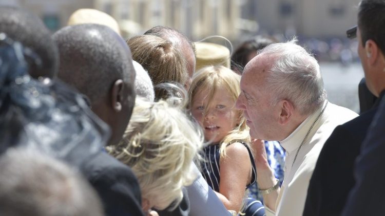 Папа приветствует верующих на площади Святого Петра