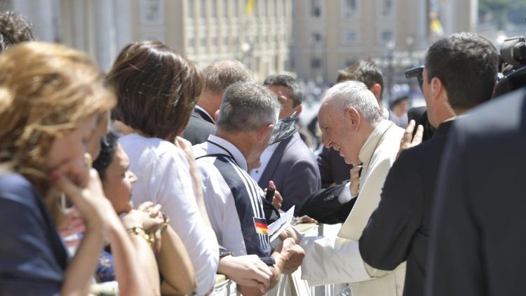 Le Pape saluant des fidèles après l'audience.