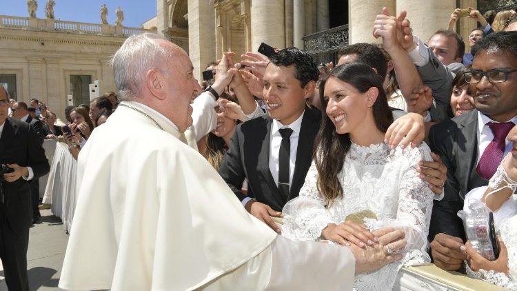 Papa Francisco com recém casados na Audiência Geral 