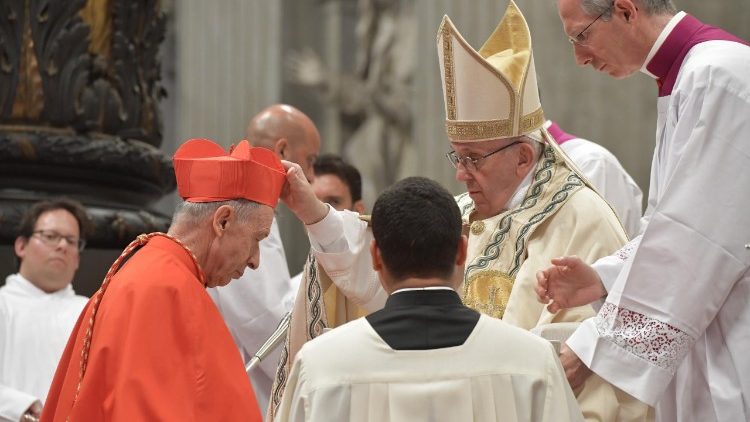 Feierlicher Ritus: der Papst setzte den neuen Kardinälen das rote Birett auf