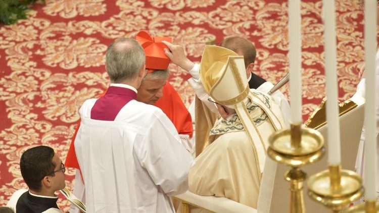 Pápež František pri kreovaní kardinála Konrada Krajewského - apoštolského almužníka