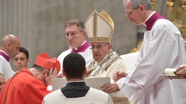2018.06.28 Papież Franciszek w czasie konsystorza w Bazylice Watykańskiej ustanawia nowych kardynałów