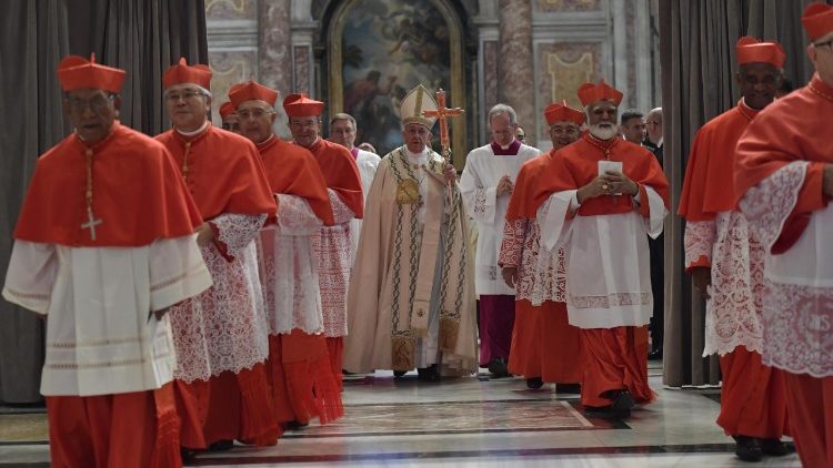 Pápež František vstupuje od Baziliky sv. Petra