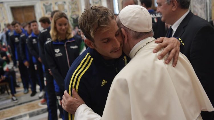 Papst Franziskus empfängt junge Leistungssportler in Audienz