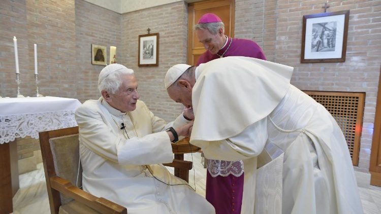 Papa Francisco com Bento XVI na capela do Mosteiro Mater Ecclesiae