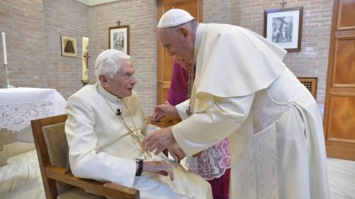 Il Papa: preghiamo per Benedetto XVI, è malato e nel silenzio sostiene la Chiesa