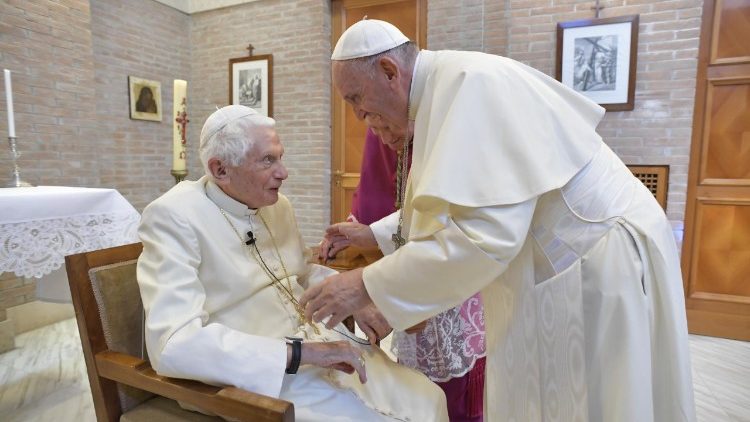 写真：2018年6月28日に教皇フランシスコが前教皇ベネディクト16世訪問した際のもの