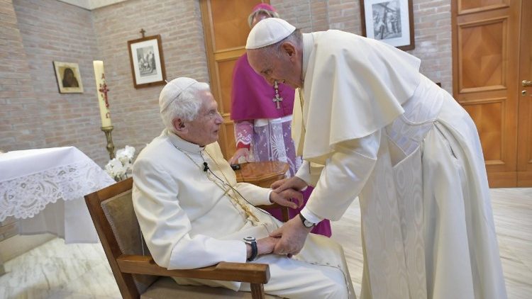 Påven Franciskus hälsar på påven emeritus Benedictus XVI 