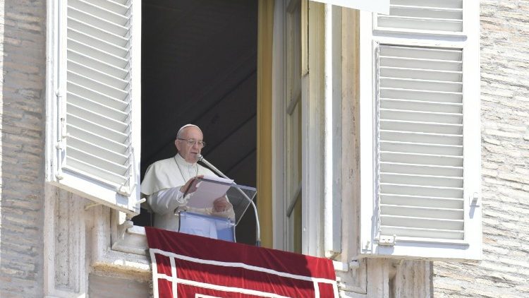 Papeževa opoldanska molitev z okna apostolske palače.