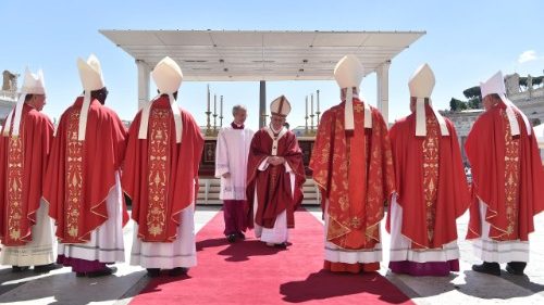 Ferenc pápa szentmiséje Szent Péter és Szent Pál ünnepén: a dicsőség és a kereszt elválaszthatatlan