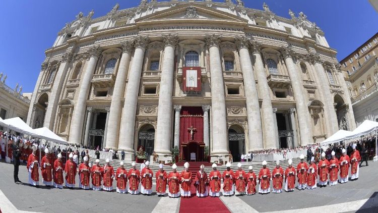 バチカンで行われた使徒聖ペトロ・聖パウロの祭日のミサで、パリウムを託された首都大司教たち