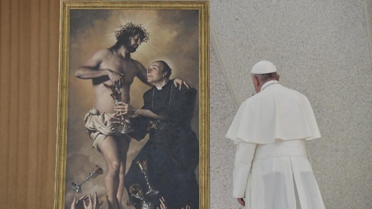 Papa Francisco na Sala Paulo VI, diante de quadro de Jesus com o fundador da Família do Preciosíssimo Sangue