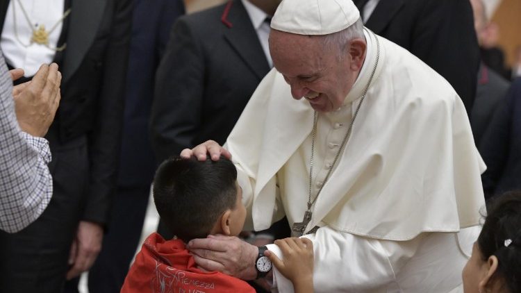 Pontífice exorta promoção de associações e do voluntariado que cuidam de pacientes e famílias