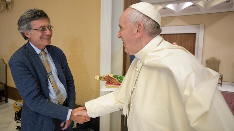 Papež František s prefektem Úřadu pro komunikaci Paolem Ruffinim