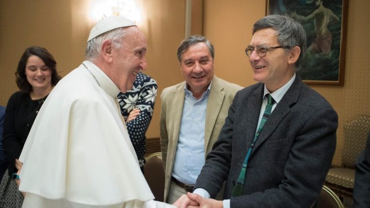 教皇フランシスコと、教皇庁広報省の新長官となったパオロ・ルッフィーニ氏