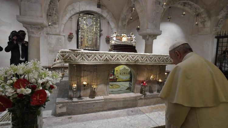 Le Pape se recueillant devant les reliques de saint Nicolas lors d'une précédente visite à Bari, en juillet 2018.